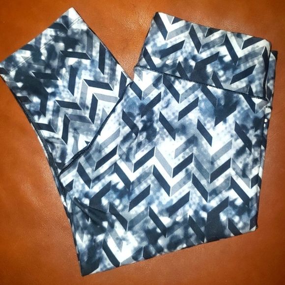 bcg Yoga Capris with Geometric Print - Picture 9 of 12